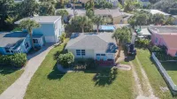 SOUTH BEACH & PARK Just Steps Away • STARFISH COTTAGE • Cute Cozy Vero Beach Hotels near Vero Beach Farmer's Market