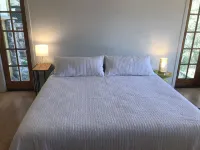 Topanga Deck House light spacious, amazing mountain views, huge deck under Oaks