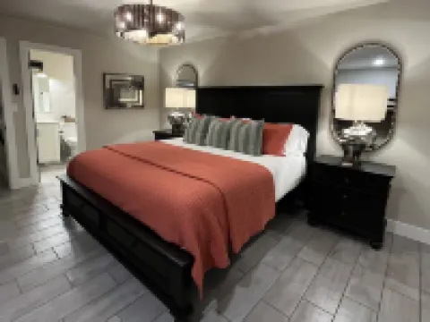 La Grand! Our largest Luxury Villa overlooking Honey Creek Marina! Boat Parking! Hotels in Grove