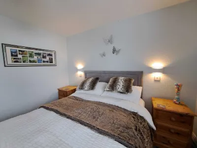 Delightful Lakeside Lodge with hot tub & private fishing peg with stunning view!