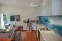Sunny and modern villa located 5 mins walk from Avalon Beach!