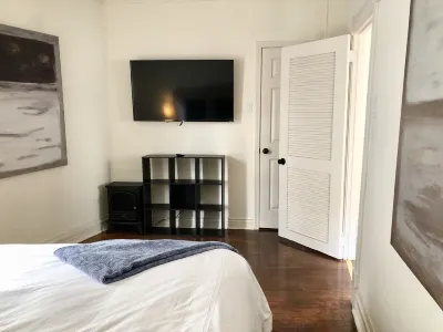 NEW! Hip Downtown Pad! Walk Everywhere!