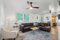 Sanders Beach Getaway. Walk to beach & DT CDA