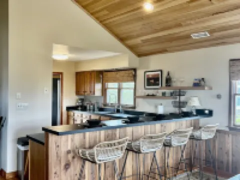 Three-bedroom house with views, decks, golf cart and home gym! Hotels in Hyde County
