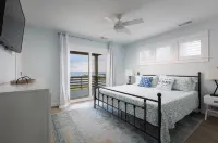 4BR 3BA Waterfront Slice of Heaven! Luxury, hot tub, sunsets, fishing.