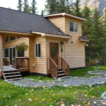 Lower Paradise Log Cabin in Moose Pass