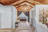 Cabin, rustic elegance w/ hot tub, lake access