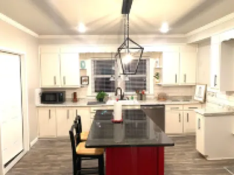 Bison Hall 7, no cleaning fee, near court square