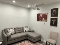 Sparkling New Guest Suite 플루저빌 호텔