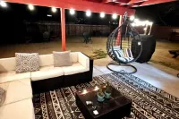 2' to downtown, 10' to JT park, King bed, game room, arcade, firepit, hammocks