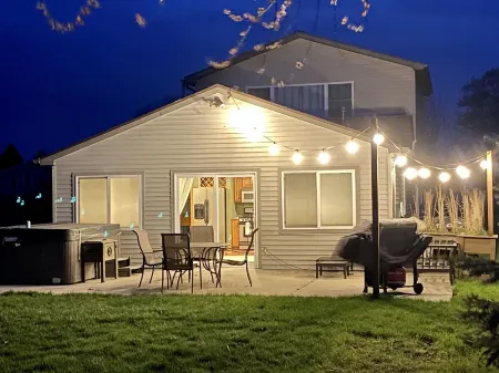 Lake Winnebago Waterfront Cottage W/Hot Tub[2 King; 1 Queen]