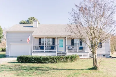 Newly renovated, 4BD 2 BA, 1 full acre, sleeps 9, and is pet friendly. Hotels near Chesapeake Bay Bridge-Tunnel