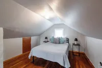 Charming 2-bedroom house in lovely La Crosse, minutes from downtown area