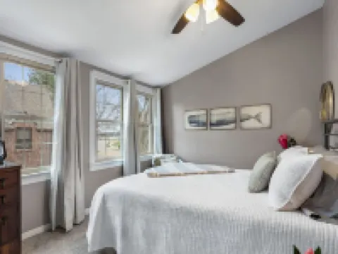 ♥ Cozy historic 3BR w/ bridge view! Sleeps 7 ♥ Hotels in Appleton