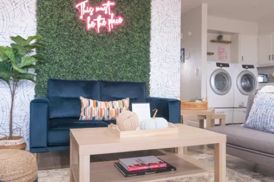 Modern 2Br Casita. Near I-40. Perfect for Work Stays & Pets! 韋瑟福德酒店