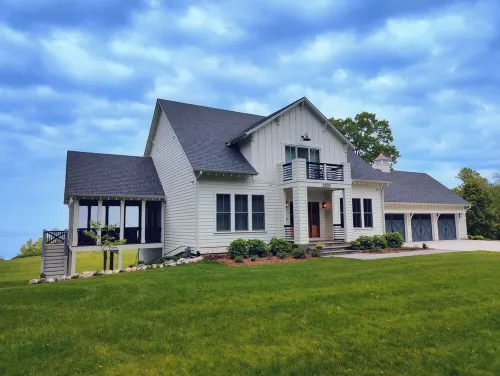 Beach Breeze-Lakefront Home-Private Beach-Porch-Deck-Firepit-5Br Ensuite-Hot Tub - 4-Star