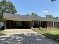 3 Bedroom Home Pool 2 Miles from Crater of Diamonds Hotels in Murfreesboro