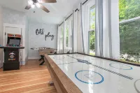 A block from the beach! Sleeps 20! Hot Tub, Game Room! Các khách sạn ở Ludington