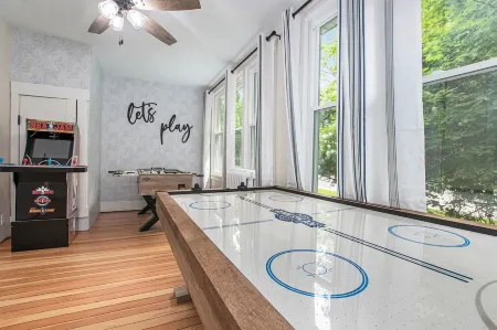 A block from the beach! Sleeps 20! Hot Tub, Game Room! Отели в г. Mason County