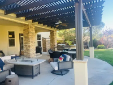 Wonderful large family home, pool, hot tub, outdoor kitchen, Bear Claw Poppy