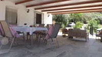 Casa rural rodeada de arboles frutales con piscinas privadas y wifi