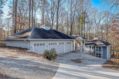 Lakefront Getaway on Lake Lanier w/ Boat Dock