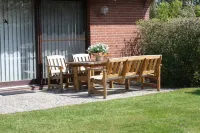 90 sqm sunny apartment with garden use Hotels in Vollerwiek