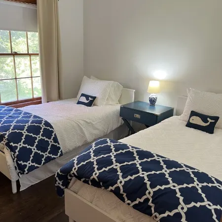 Sunny Vineyard Getaway Close to Everything Steps from Sound Clean and Comfy
