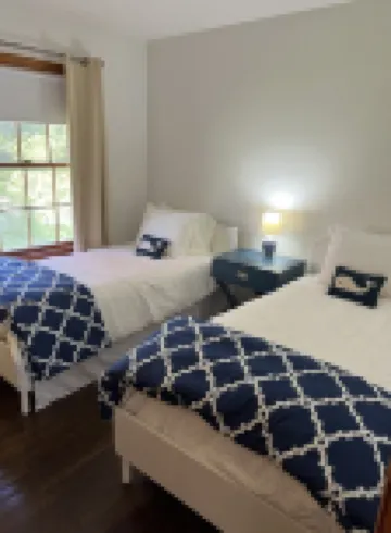 Sunny Vineyard Getaway Close to Everything Steps from Sound Clean and Comfy