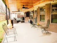 Cottage with hot tub! Hotels in Terrell