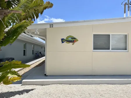 Discount! Beautiful Home, Dock, Cabana Club Membership, Pool, Beach!