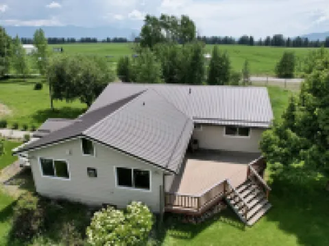 Peaceful Secluded Farmhouse - 10 minutes from Bonner's Ferry Hotels in Boundary County