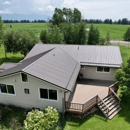 Peaceful Secluded Farmhouse - 10 minutes from Bonner's Ferry