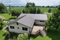 Peaceful Secluded Farmhouse - 10 minutes from Bonner's Ferry