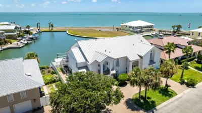Casa Delfín - Family/Fun/Modern - Key Allegro location with panoramic bay views Hotels near Treasure Islander Shop