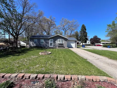 Cozy home near Lake Michigan with Smart TVs, fast Wi-Fi, and rustic charm.