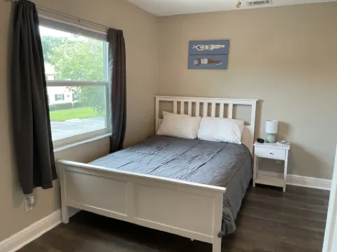 Cute, spacious 2 BR 2 Full BA condo minutes from the beaches