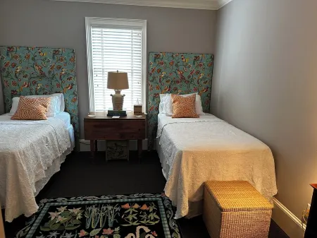 Spacious living in Historic Georgetown with shops, dining, museums steps away!