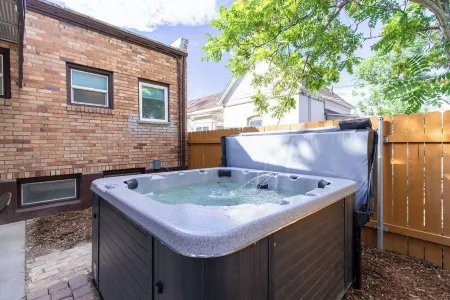 Sunny Downtown Oasis · Hot Tub · Casita Verde