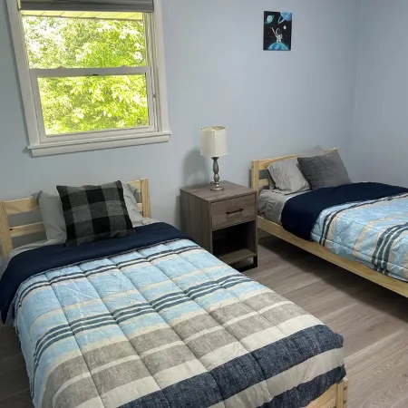 Relax with the family in a newly renovated and furnished upper level duplex. Отели в г. Фридли