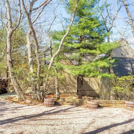 3 Ridges Vista. Stunning mountain views, renovated home, 2 mins to ski slopes