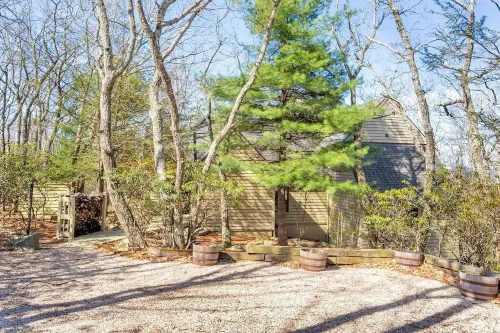 3 Ridges Vista. Stunning mountain views, renovated home, 2 mins to ski slopes