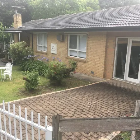 Laurel House, peaceful suburban retreat in the heart of leafy Blackburn. Отели рядом с достопримечательностью «Торговый центр Westfield Doncaster»