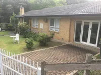 Laurel House, peaceful suburban retreat in the heart of leafy Blackburn. Hotel in zona Blackburn Lake Sanctuary