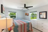 Beautiful New Home on Weeki Wachee River with boat dock