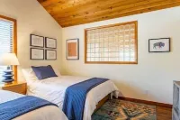 Carefree Cabin · Family/Pets/AC/Hot tub/Fireplace/SHARC/Village