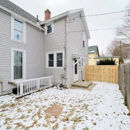 Central & Peaceful 3-bed home with a fireplace