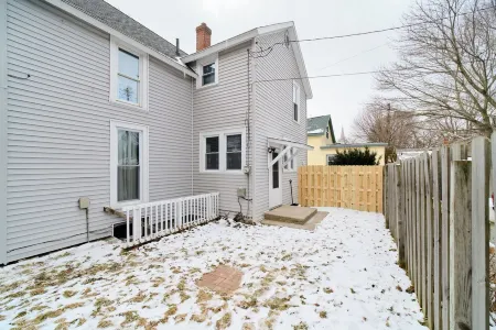 Central & Peaceful 3-bed home with a fireplace
