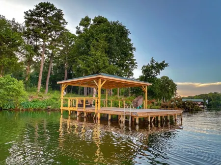 Lakeview Escape: Charming cottage with private dock on Lake Holbrook