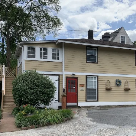 Bear House 1890, Lilly's Loft, Delightful, Upgraded amenities, Walk to Cafes
